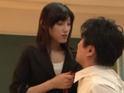 ครูญี่ปุ่นหญิงบังคับนักเรียน