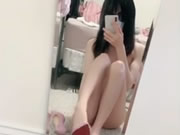สาวเอเชียเซลฟี่โดยใช้รองเท้าส้นสูงหีของเธอ